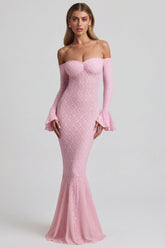 Vestido largo de encaje con volantes, escote Bardot y color rosa palo