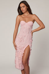 Vestido midaxi corsé con cordones y abertura en rosa suave