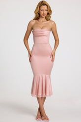 Vestido midi acampanado de satén con encaje y escote bandeau en rosa empolvado