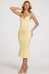 Vestido Midaxi con escote corazón, estilo bustier, cola de sirena y confeccionado en satén color amarillo mantequilla