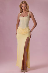 Vestido de dama de honor de malla drapeada en color mantequilla