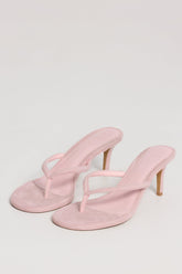Sandalias de tacón con tira entre los dedos en rosa