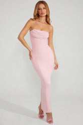 Vestido maxi con cuello desbocado tipo bandeau adornado en color rosa empolvado