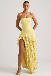 Vestido sin tirantes con volantes en amarillo pastel